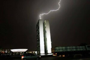 Período de chuvas requer cuidados especiais com o elevador
